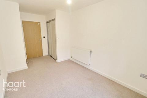 2 bedroom apartment to rent, Cathedral Court - Romford - RM7