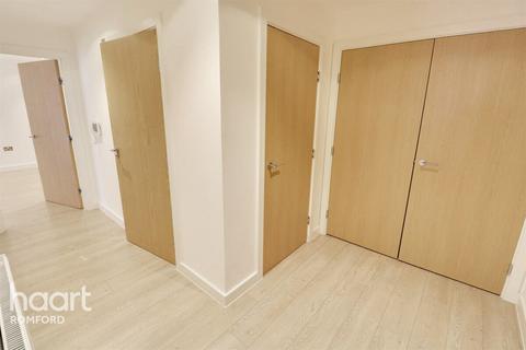 2 bedroom apartment to rent, Cathedral Court - Romford - RM7