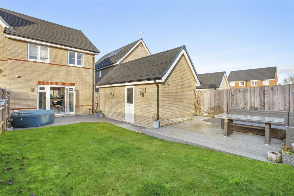 7 Farmers Way, HP27 9 EW-7.jpg