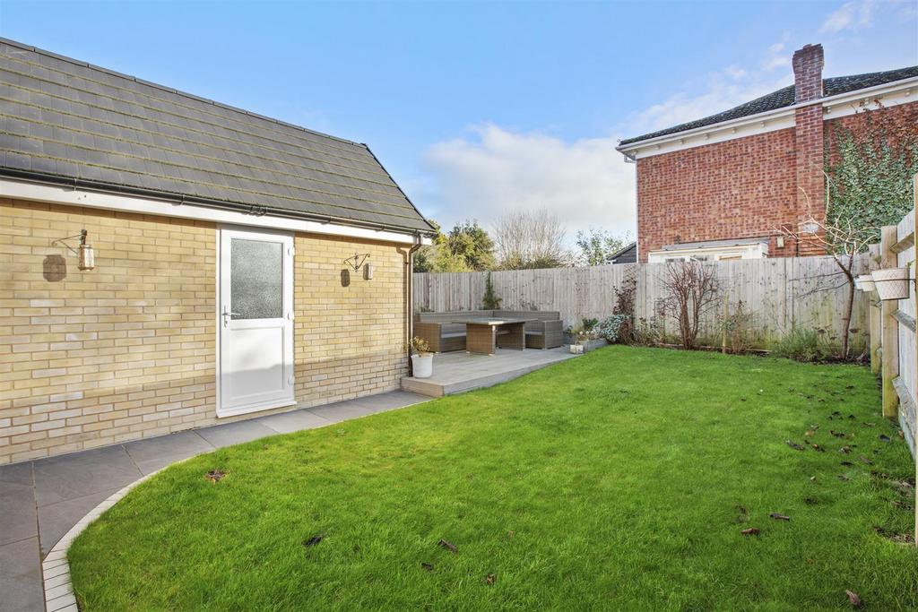 7 Farmers Way, HP27 9 EW-6.jpg