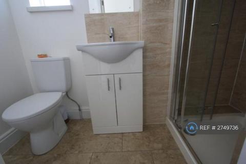 1 bedroom in a house share to rent, Hoylake Gardens, Mitcham, CR4