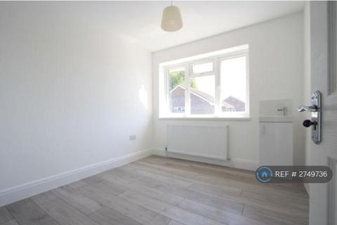 1 bedroom in a house share to rent, Hoylake Gardens, Mitcham, CR4