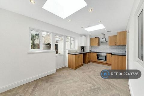 1 bedroom in a house share to rent, Hoylake Gardens, Mitcham, CR4