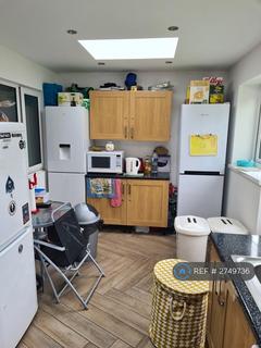 1 bedroom in a house share to rent, Hoylake Gardens, Mitcham, CR4