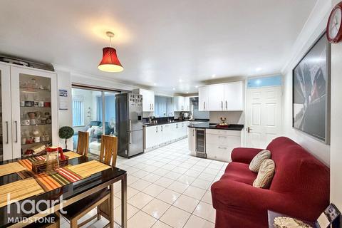 6 bedroom detached house to rent, London Road, Aylesford