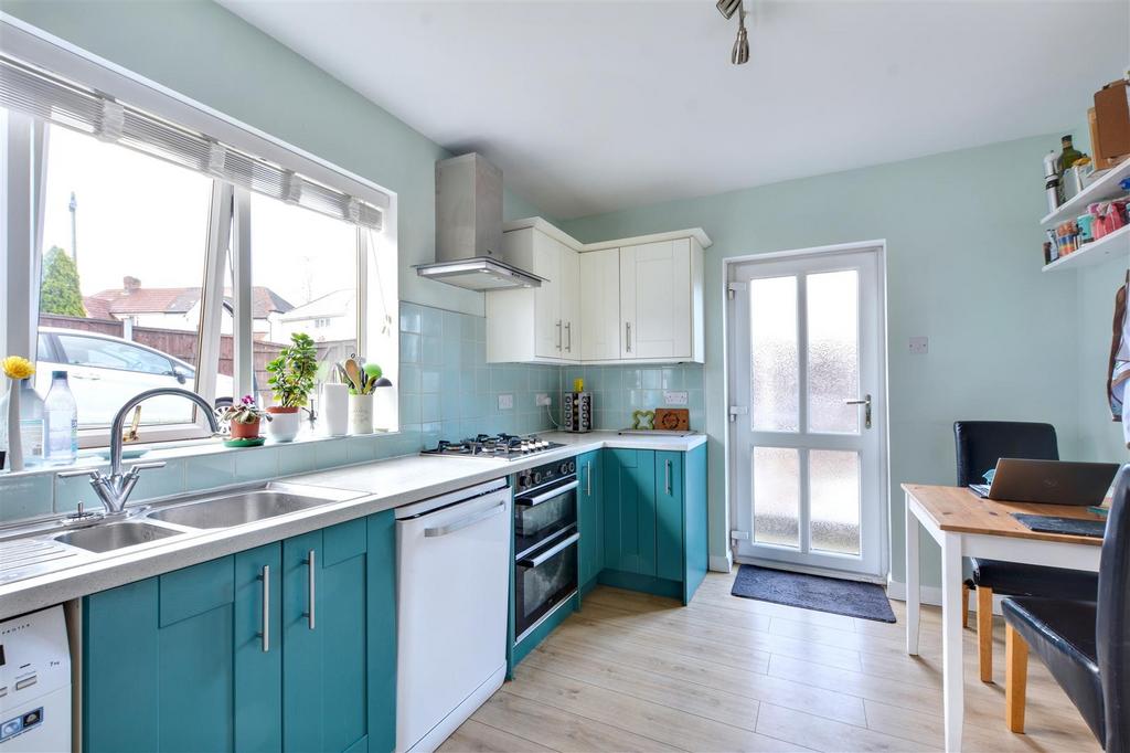 Kitchen 2.jpeg