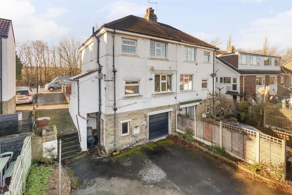 Rear shot/garage/garden
