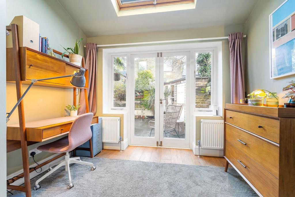 Bedroom 1 (3).JPG