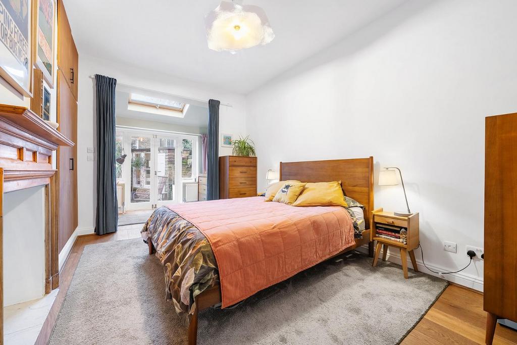 Bedroom 1 (2).JPG