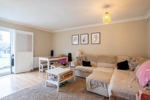 3 bedroom semi-detached house to rent, Cobsdene, Gravesend, DA12 5JB