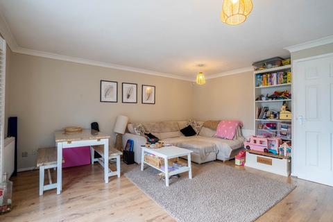 3 bedroom semi-detached house to rent, Cobsdene, Gravesend, DA12 5JB