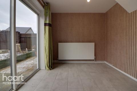 3 bedroom terraced house to rent, Swanspool, PETERBOROUGH