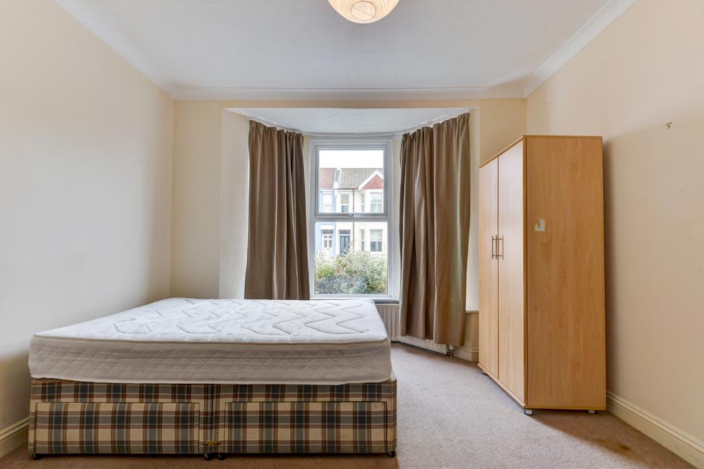 A well-maintained double bedroom featuring a co...