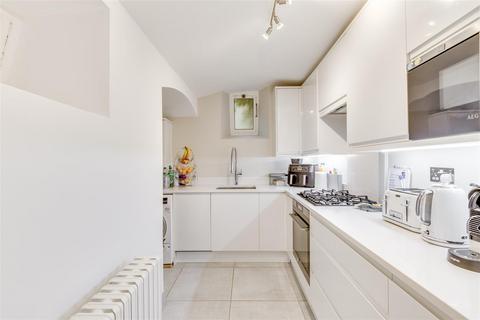 2 bedroom flat for sale, Fitzjohns Avenue, Hampstead, NW3