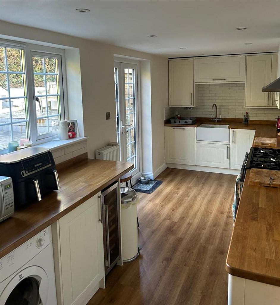 Kitchen: