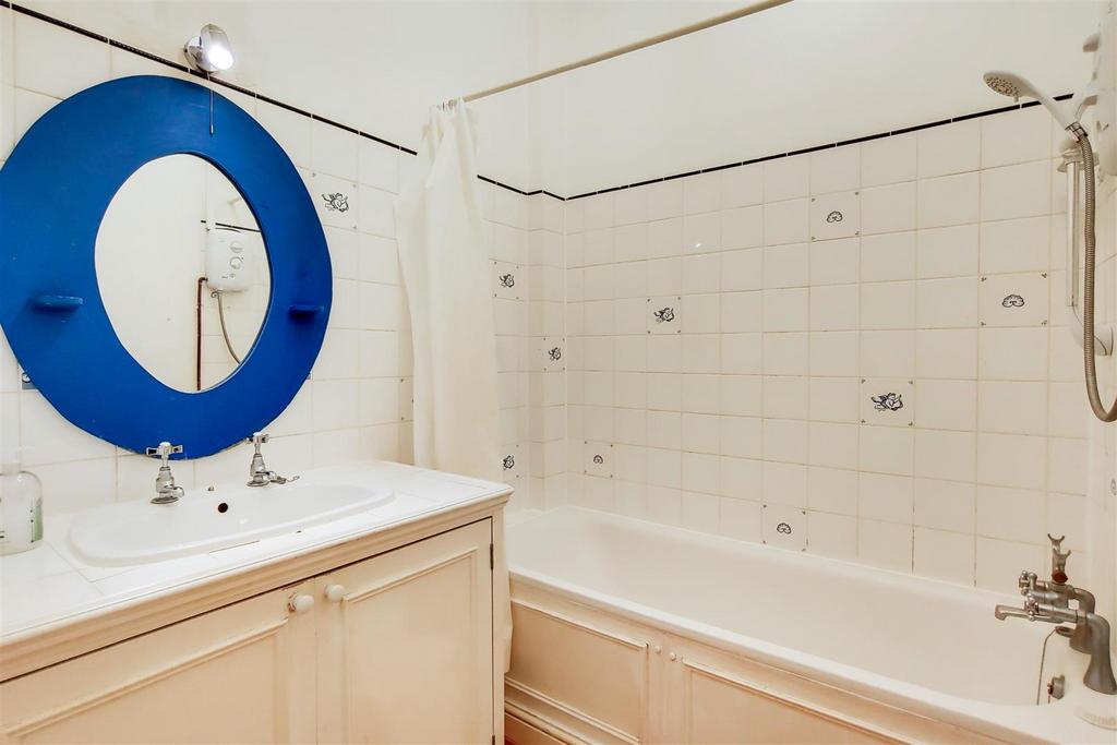 7 Bathroom-0.jpg
