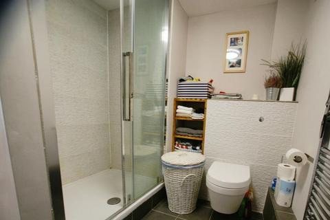 Studio to rent, Fulham Palace Road, London