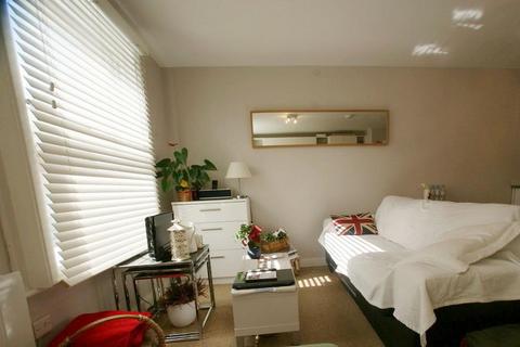 Studio to rent, Fulham Palace Road, London