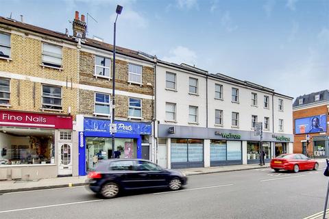 Studio to rent, Fulham Palace Road, London