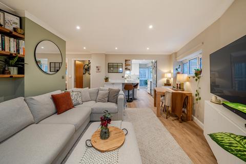 2 bedroom flat for sale, Tavern Court, London