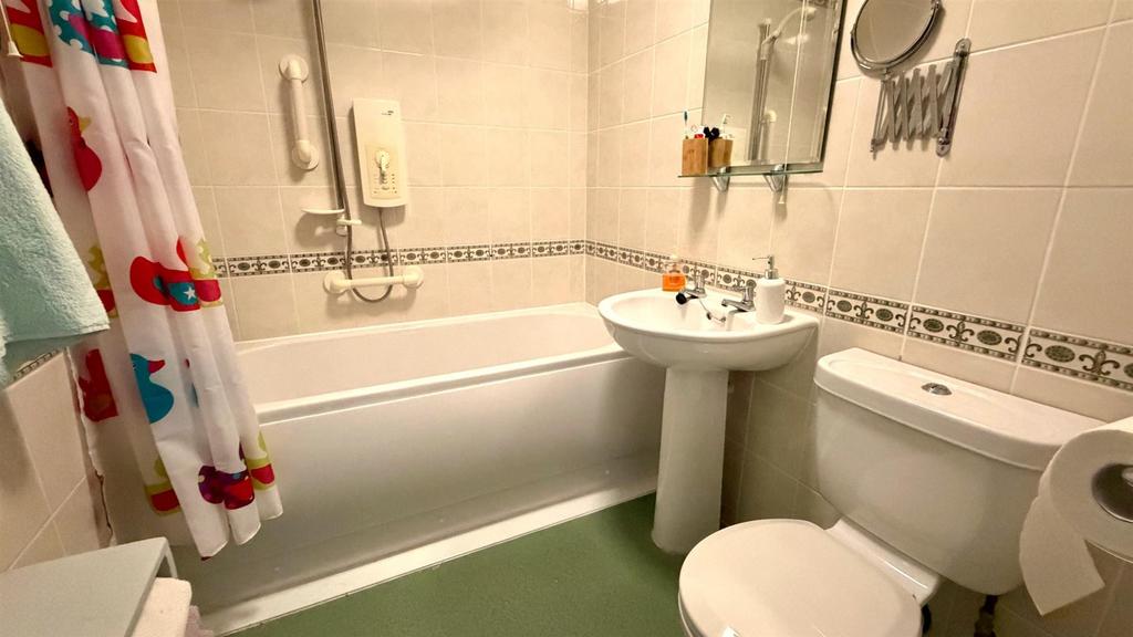 Tiled en suite 3 piece bathroom