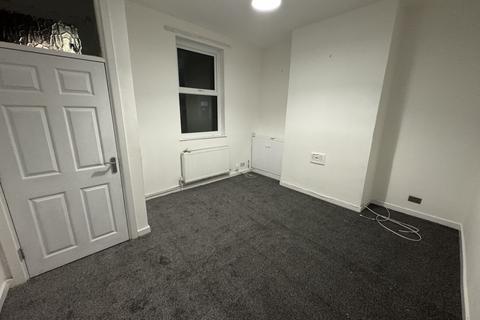 3 bedroom terraced house to rent, Goldfinch Street Preston PR1 6SX