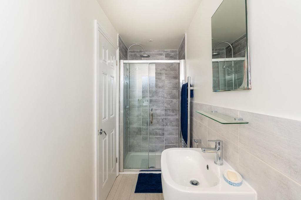 0 B9 RHD - Ensuite B.jpg
