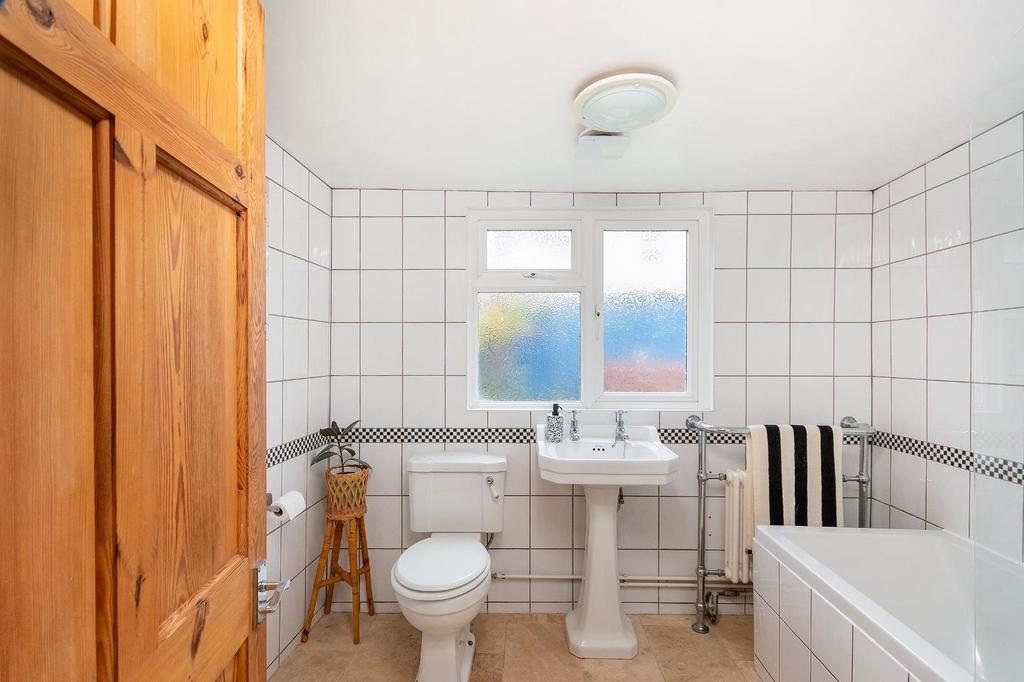0 B9 RHD - Bathroom B.jpg