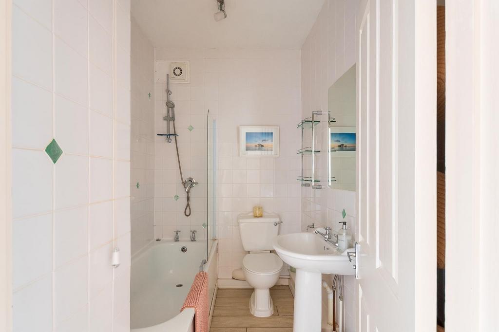 2 Z4 R6 RD - Bathroom B.jpg