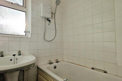 2 bedroom semi-detached house to rent, Wildmoor Avenue, Holts, Oldham, OL4