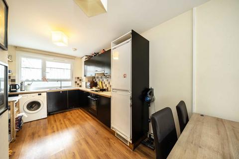 4 bedroom flat to rent, Yelverton Road, London SW11