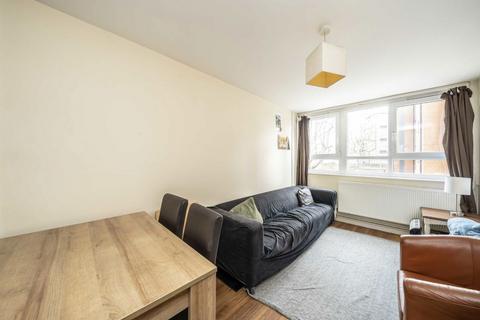 4 bedroom flat to rent, Yelverton Road, London SW11