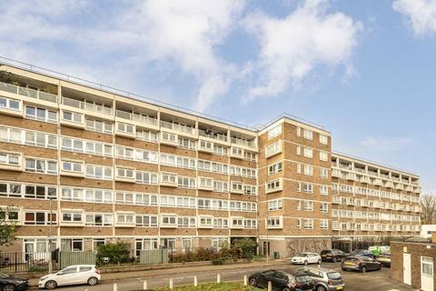4 bedroom flat to rent, Yelverton Road, London SW11