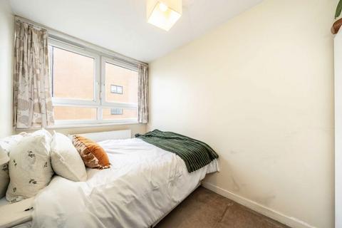 4 bedroom flat to rent, Yelverton Road, London SW11