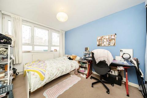 4 bedroom flat to rent, Yelverton Road, London SW11