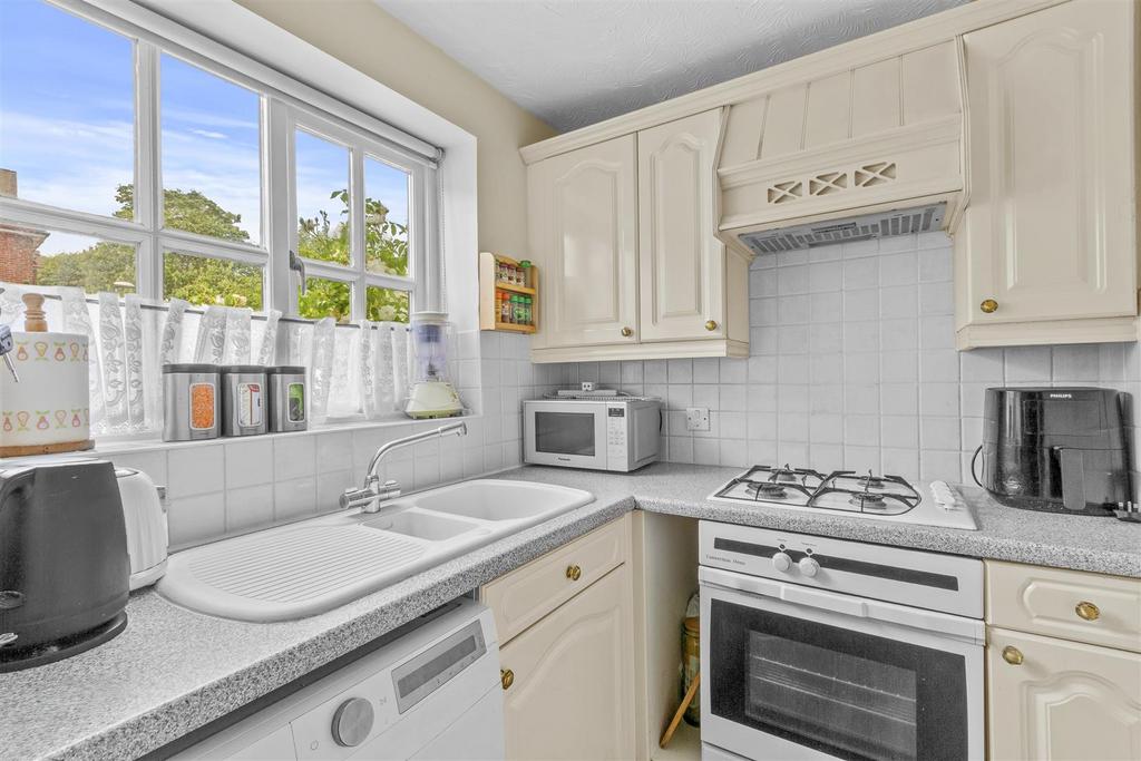 142b Totteridge Road, HP13 6 HZ-6.jpg