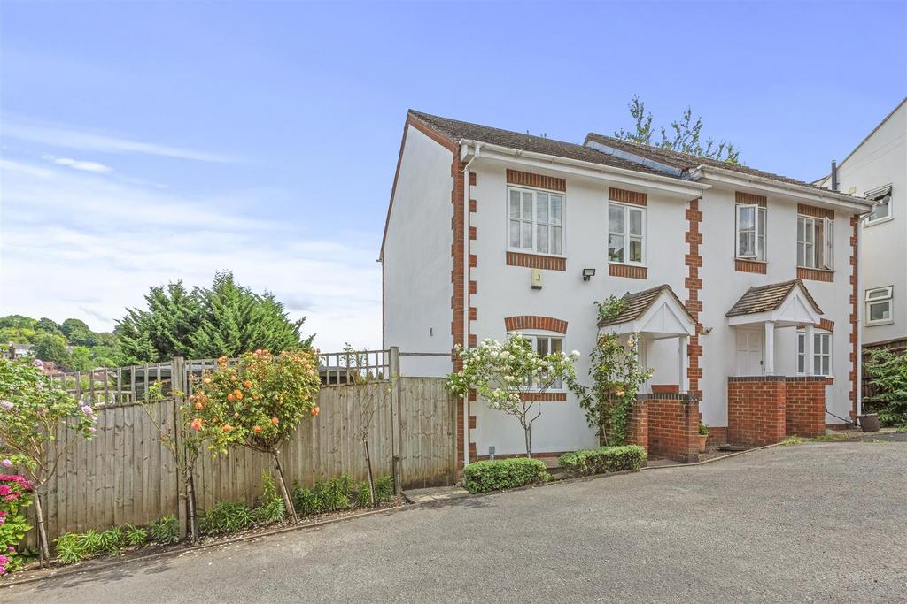 142b Totteridge Road, HP13 6 HZ-14.jpg