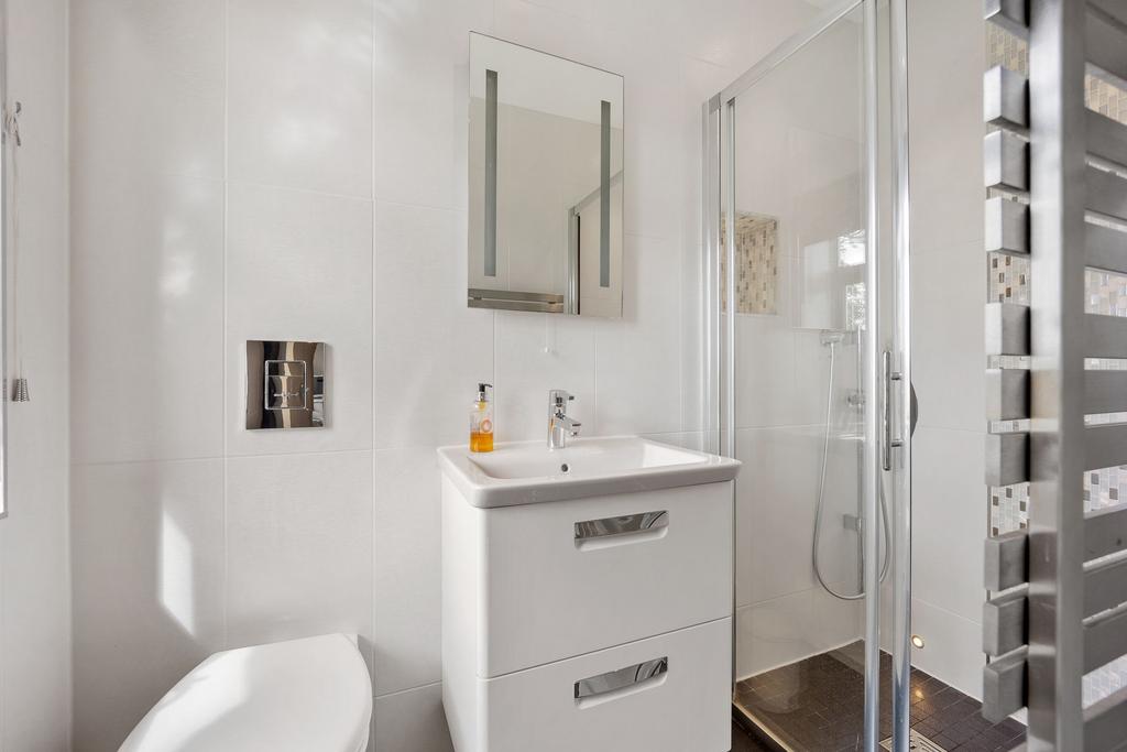 En Suite to Bedroom 2
