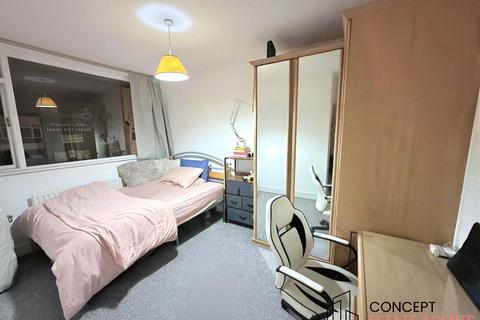 2 bedroom maisonette to rent, High Street Colliers Wood, SW19