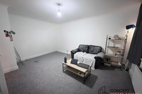 2 bedroom maisonette to rent, High Street Colliers Wood, SW19