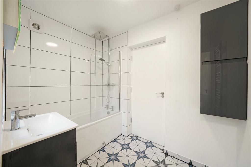Contemporary bathroom combined W.C