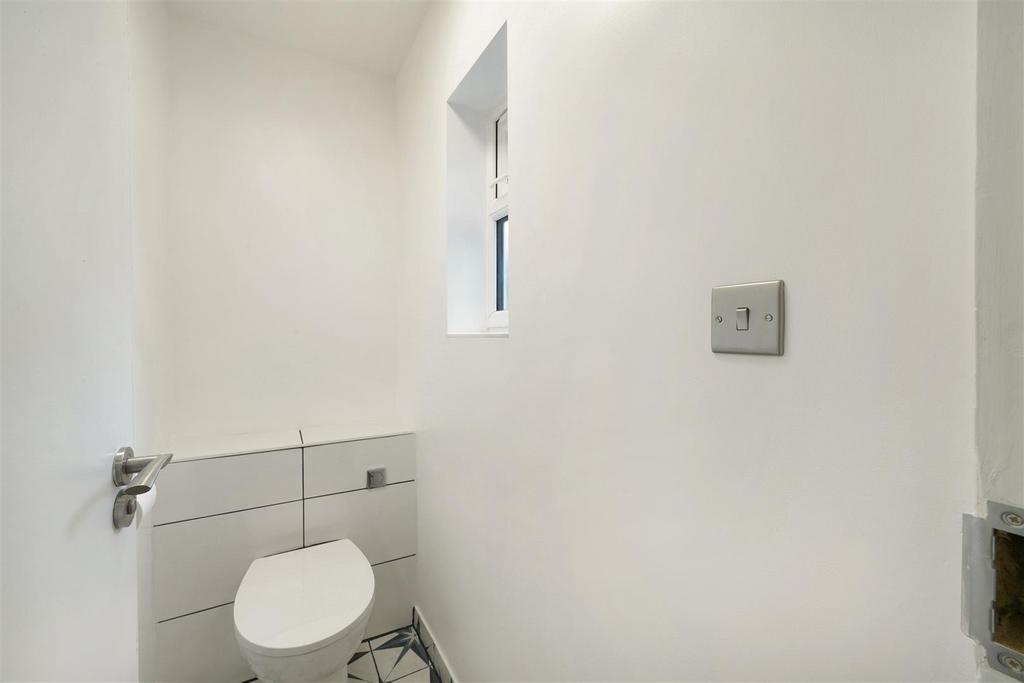 Contemporary bathroom combined W.C