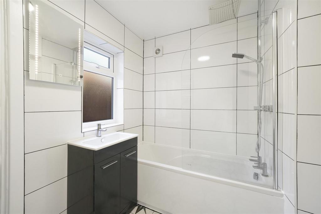Contemporary bathroom combined W.C
