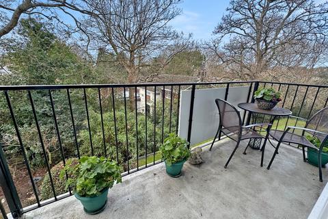 2 bedroom flat for sale, High Pines, St. Georges Close, Highcliffe, Dorset. BH23 4LN