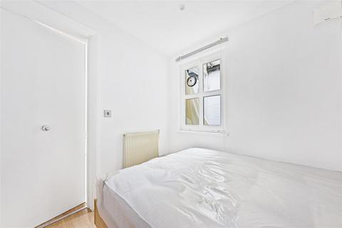 Studio to rent, Cheniston Gardens, London W8