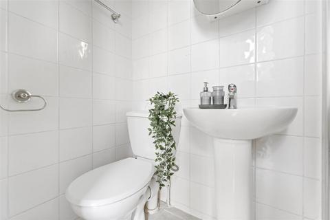 Studio to rent, Cheniston Gardens, London W8
