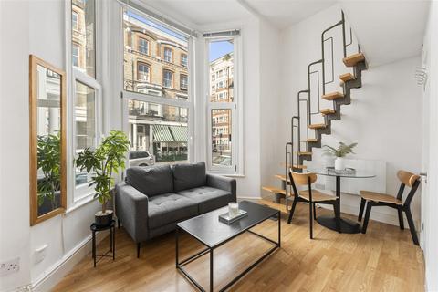 Studio to rent, Cheniston Gardens, London W8