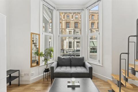 Studio to rent, Cheniston Gardens, London W8