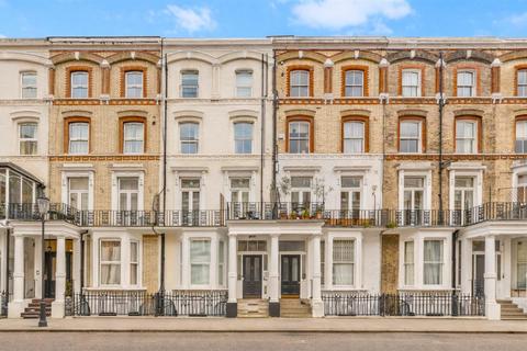 Studio to rent, Cheniston Gardens, London W8