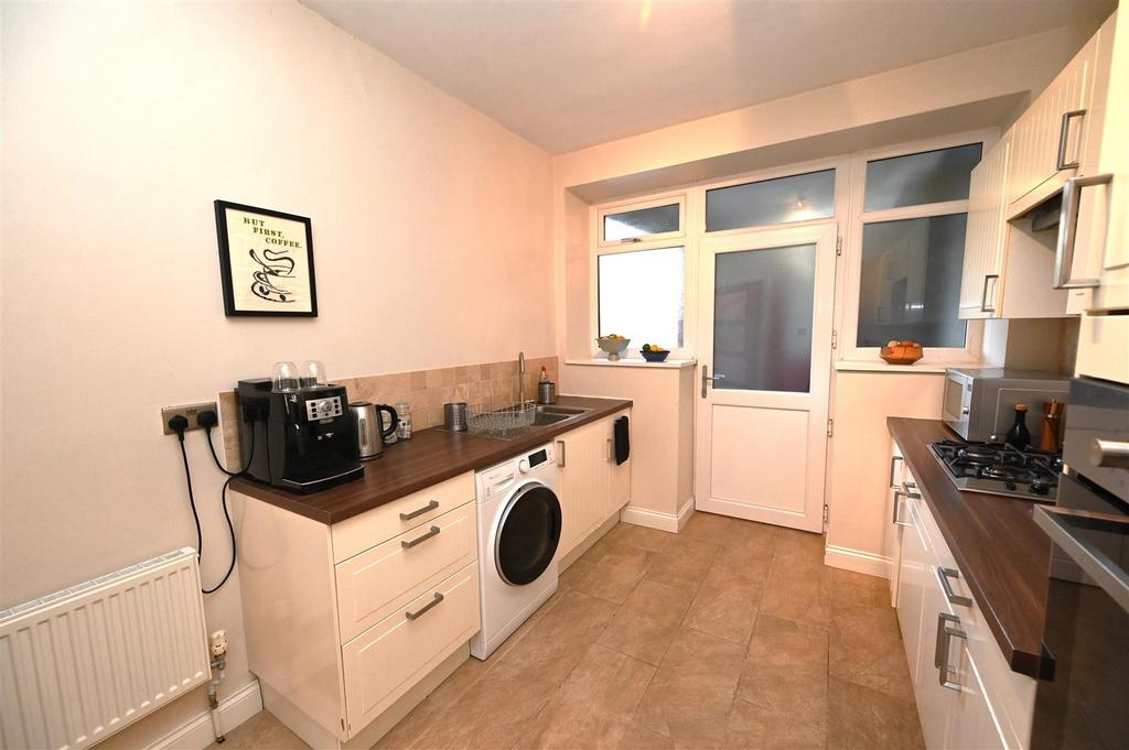 Kitchen 2.JPG
